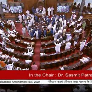 MPs tear papers, jostle with security staff in RS