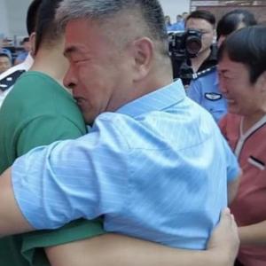 Man in China reunites with son 24 yrs after abduction