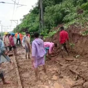 Rains hit Konkan Railway, 6000 passengers stranded