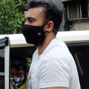 Cops say Kundra made Rs 1 cr; no clean chit to Shilpa