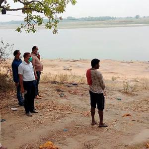 Can bodies thrown in Ganga spread COVID?
