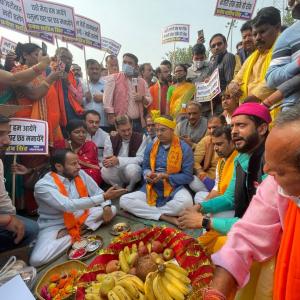 BJP MP defies ban, performs Chhath Puja at Yamuna Ghat