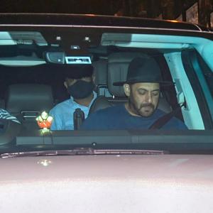 Salman meets Shah Rukh after Aryan's arrest