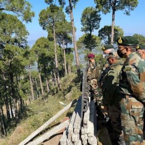 Army chief at LoC, briefed on counter-insurgency ops