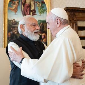 During hour-long meet Modi invites Pope to visit India