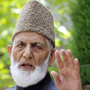 Separatist leader Geelani laid to rest in Srinagar