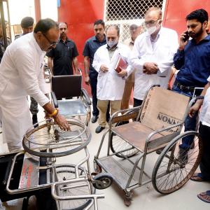 Man carries ailing wife to hospital on cart in UP