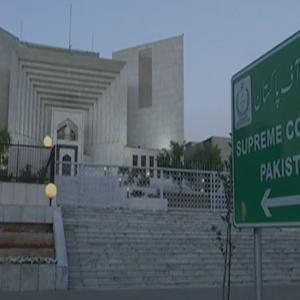 Blow for Imran as Pak SC orders no-trust vote on Sat