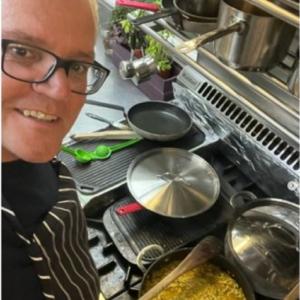 Oz PM cooks khichdi to celebrate trade deal with India