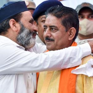 Jahangirpuri: Hindus, Muslims embrace; air still tense