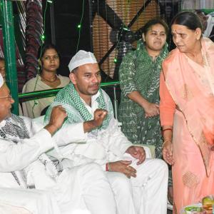 Rumours fly as Nitish attends iftar by Lalu's family