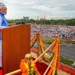 On I-Day, Modi sports tricolour turban at Red Fort
