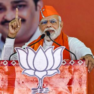 Family rule looting poor: Modi