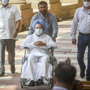 Manmohan, Mulayam arrive in wheelchair to cast vote