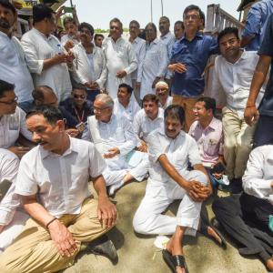 800 senior Cong leaders, workers detained for protest