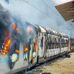 Bihar: Agnipath protestors torch 20 bogies of 2 trains