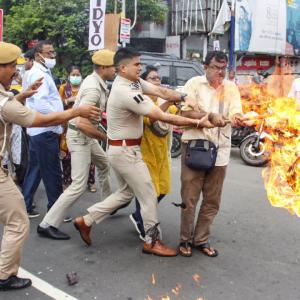 Agnipath: Govt offers sops as violent protests go on