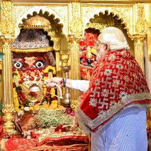 PM unfurls flag atop Guj temple after dargah shifted