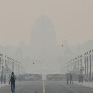 Thick smog in Delhi, air quality dips to 'severe'