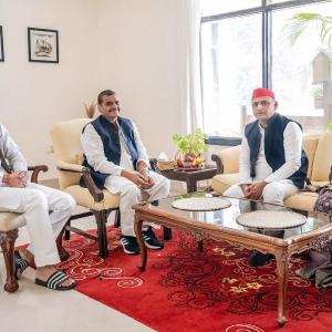 Akhilesh meets Shivpal for support ahead of bypoll
