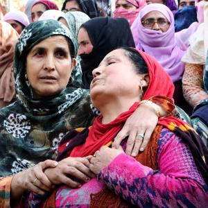 Terrorists shoot dead Kashmiri Pandit in Shopian