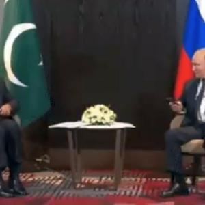 Putin laughs as Pak PM struggles with headphones