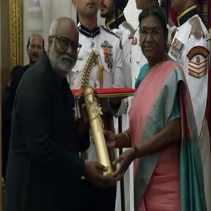 Akhilesh receives Padma Vibhushan on father's behalf