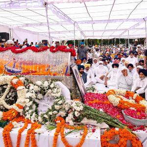 Modi, other prominent leaders pay tributes to Badal