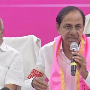 KCR holds rally in Maha, vows to form farmers' govt