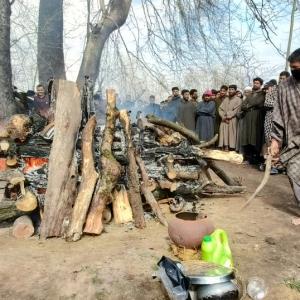 Muslims help family with Kashmiri Pandit's funeral