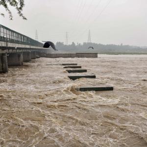 Delhi starts evacuating people from Yamuna floodplains