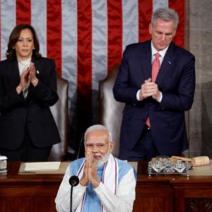 US lawmakers line up for Modi's autograph, selfies