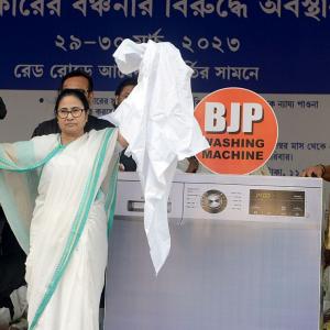 Mamata sits overnight in 'dharna' against Centre