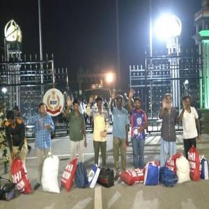 Pak releases 198 Indian fishermen languishing in jail
