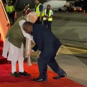 PM of Papua New Guinea touches Modi's feet on arrival