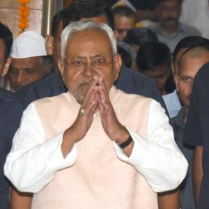 Nitish 'condemns himself', apologises in assembly