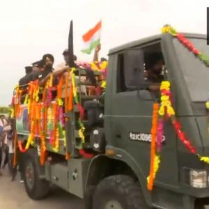 Thousands join Maj Dhonchak's last rites in Panipat
