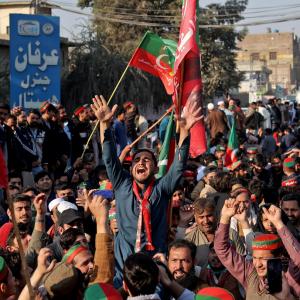 Will army help Nawaz Sharif as Pak faces hung parl?