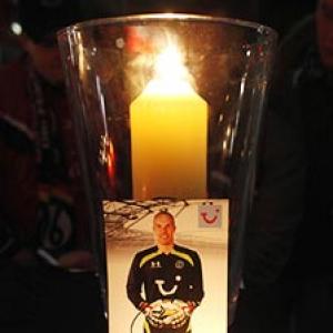 Germany goalkeeper Enke dies in apparent suicide