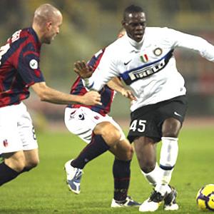 Under-fire Balotelli helps Inter win