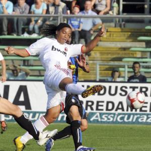 Juve suffer first defeat, Ronaldinho saves Milan
