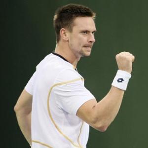 Soderling cruises into last eight in Stockholm
