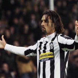 Juventus crush Samp, Milan revival stalls
