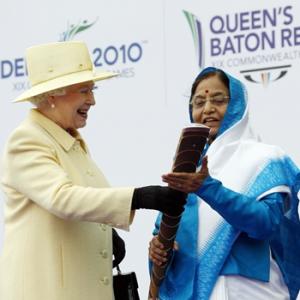 India handed 2010 Commonwealth Games baton