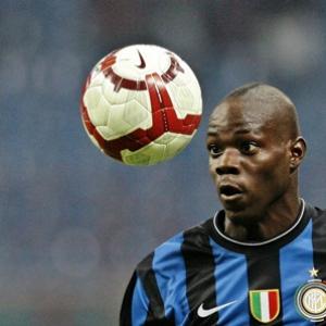 Mario Balotelli joins Manchester City