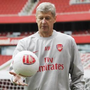 Wenger signs new contract with Arsenal