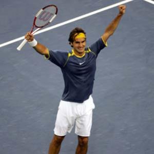 Federer in maiden Paris final, meets Tsonga