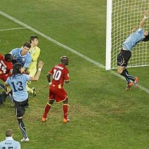 Uruguay's Suarez justifies handling ball