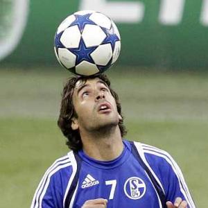 Schalke bank on Raul to shoot down United