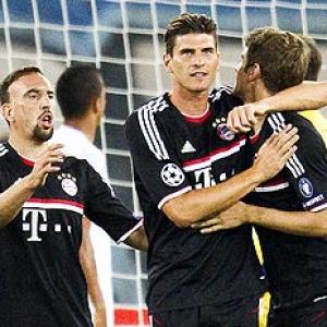 Champions League: Bayern canter through